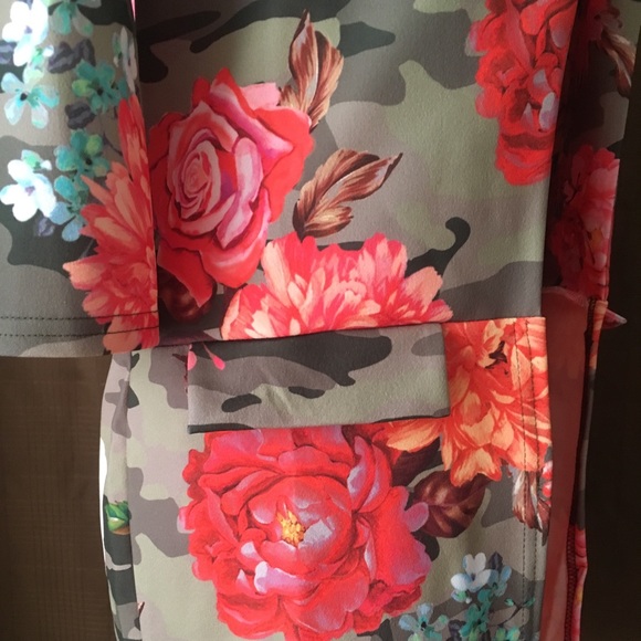 Gorgeous floral jacket. - Picture 7 of 8